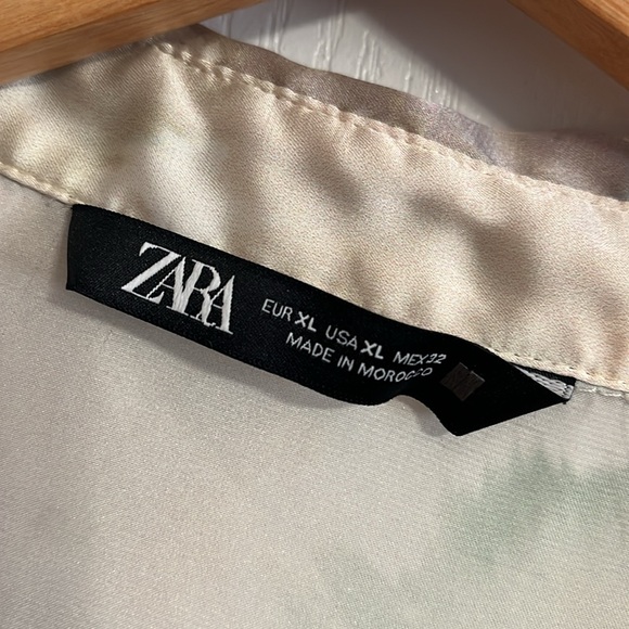 Zara Silky, Flowy Button Down Blouse | Subtle & Modern Watercolor Print | XL - Picture 2 of 3